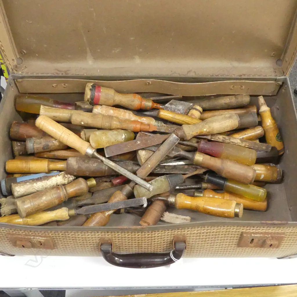 ASST. CHISELS IN VINTAGE SUITCASE Image 1++