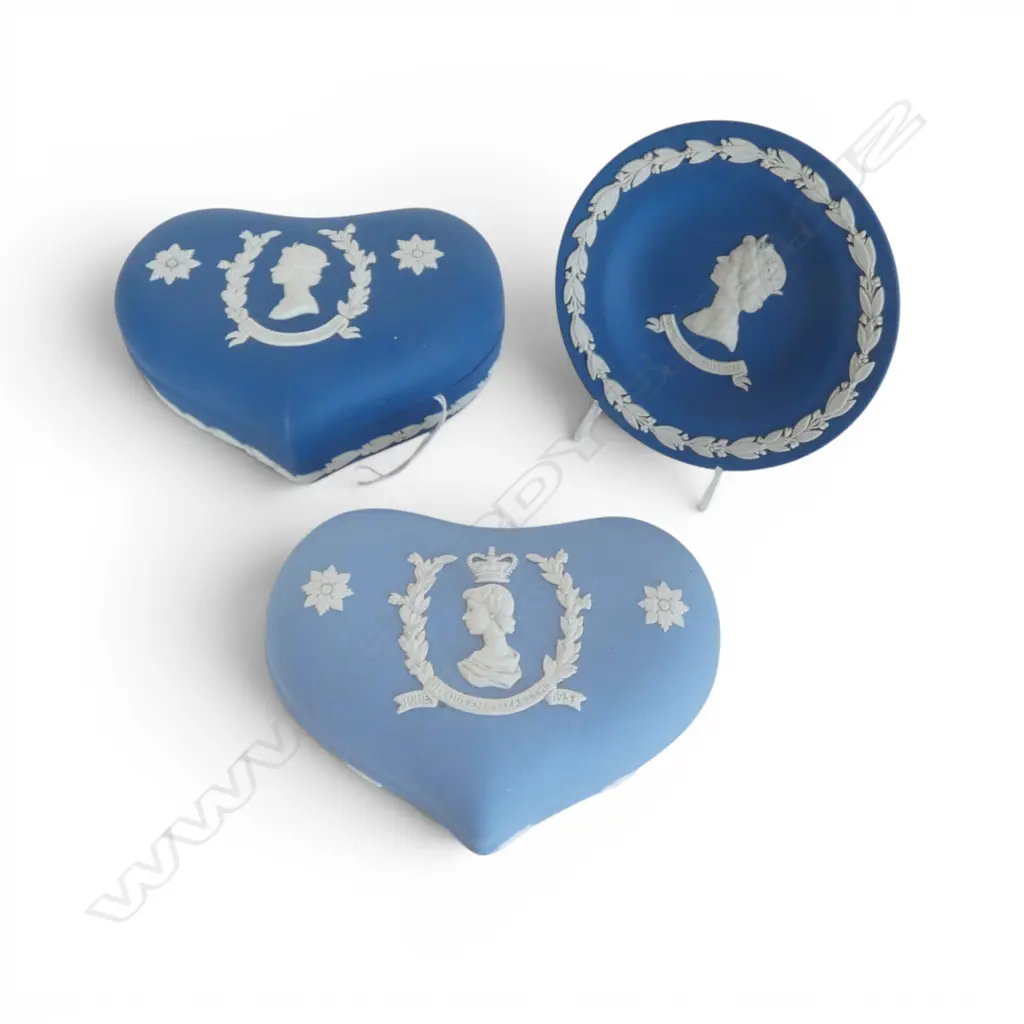 2 WEDGWOOD JASPERWARE QEII COMM. HEART SHAPE BOXES + DISH Dia.110mm 2x 1977 + 1953 Image 1++