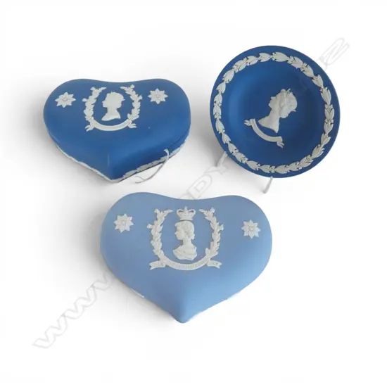 2 WEDGWOOD JASPERWARE QEII COMM. HEART SHAPE BOXES + DISH Dia.110mm 2x 1977 + 1953