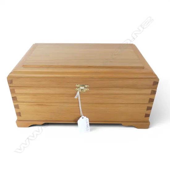 HANDMADE WOODEN BOX; HEART RIMU w. KAURI TRIM, DOVETAILED & VELVET LINED W.285mm