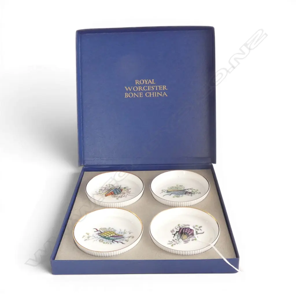 BOXED SET OF 4 ROYAL WORCESTER HAND PAINTED SEA SHELL PAT COASTERS  Image 1++
