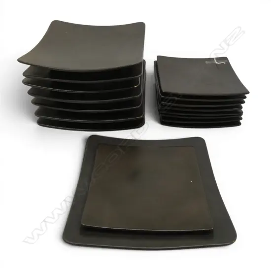 17 TEMUKA SQUARE BLACK PLATES (9x 200x200mm, 8x 255x255mm)