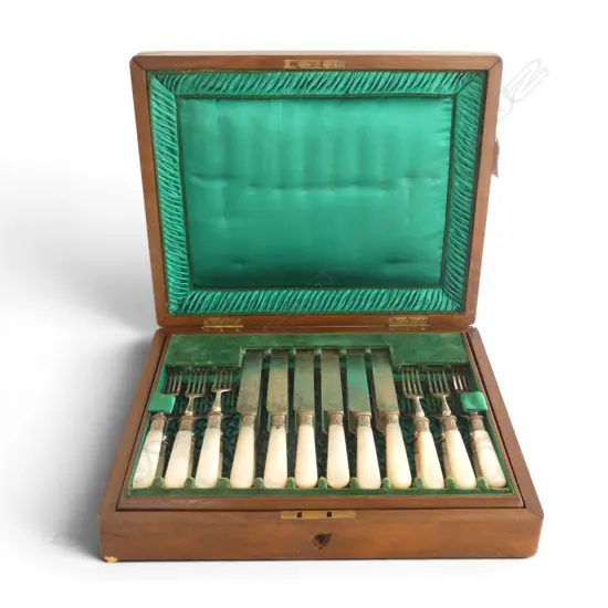 24 PCE MoP HANDLED FRUIT CUTLERY SET (CASE TOP FAULTED)