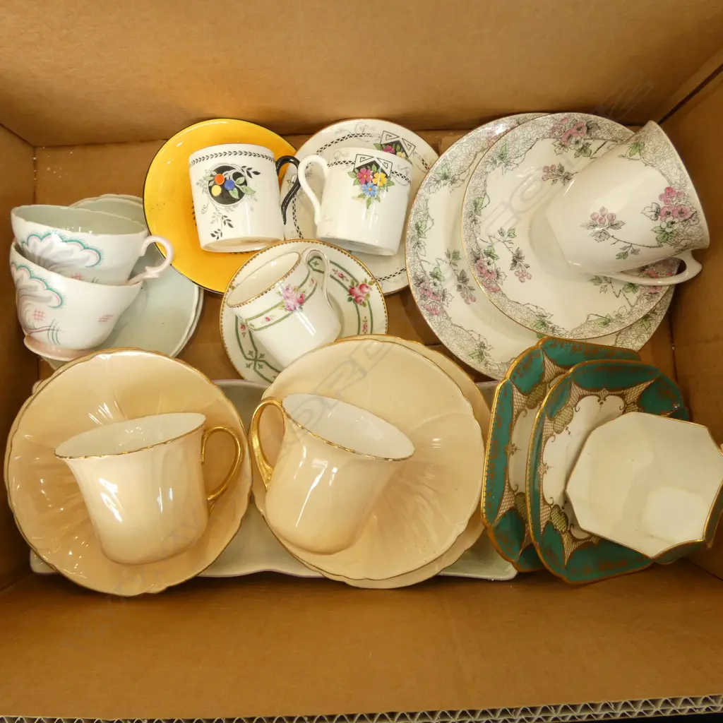 4 SHELLEY CHINA CSPS 5 COFFEE CANS & 1 SANDWICH PLATE Image 1++