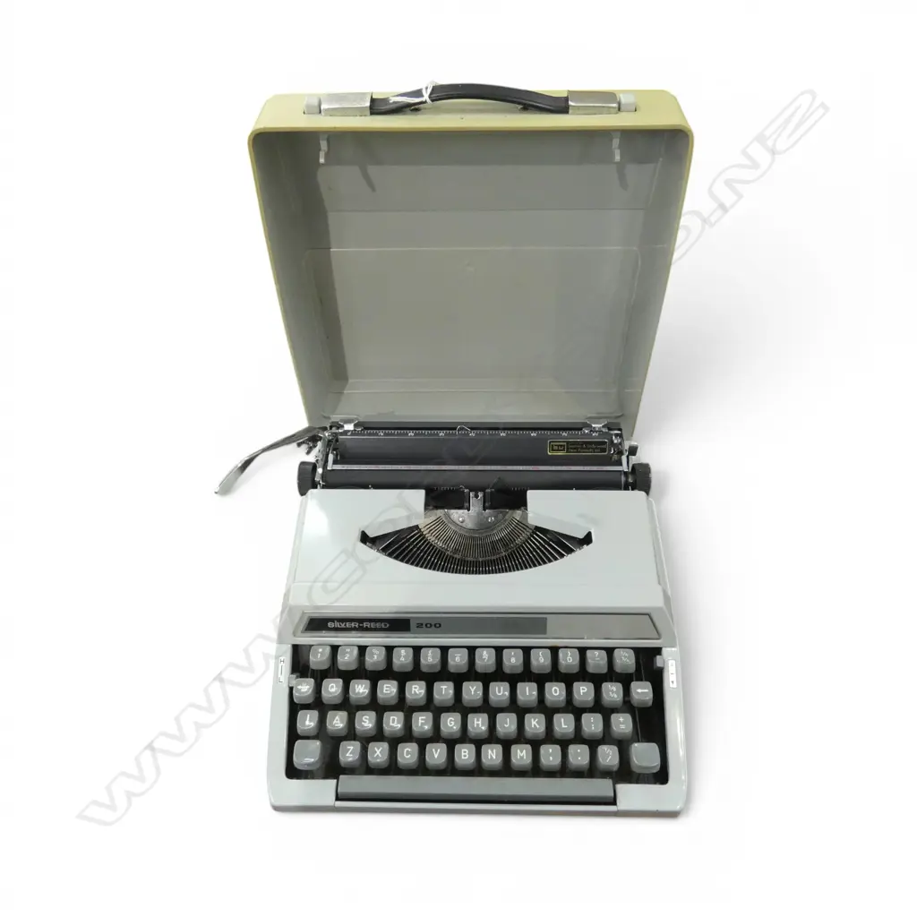 SILVER-REED 200 TYPEWRITER Image 1++