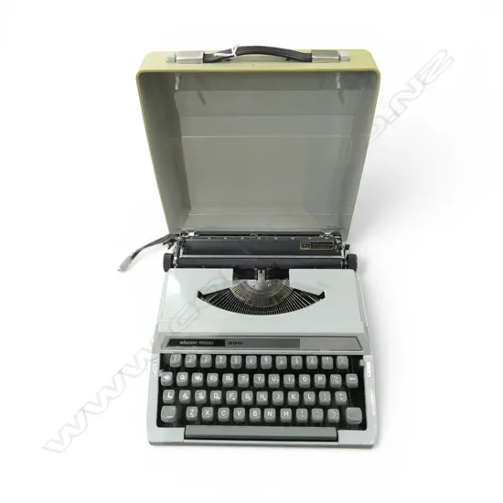 SILVER-REED 200 TYPEWRITER