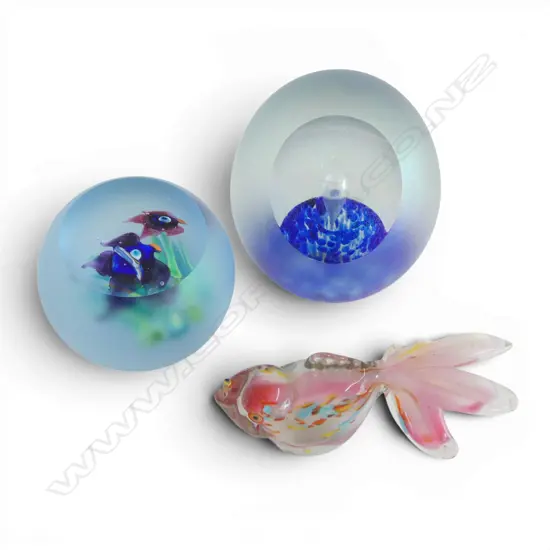 2 ART GLASS PAPERWEIGHTS + GLASS FISH ORNAMENT L.110mm