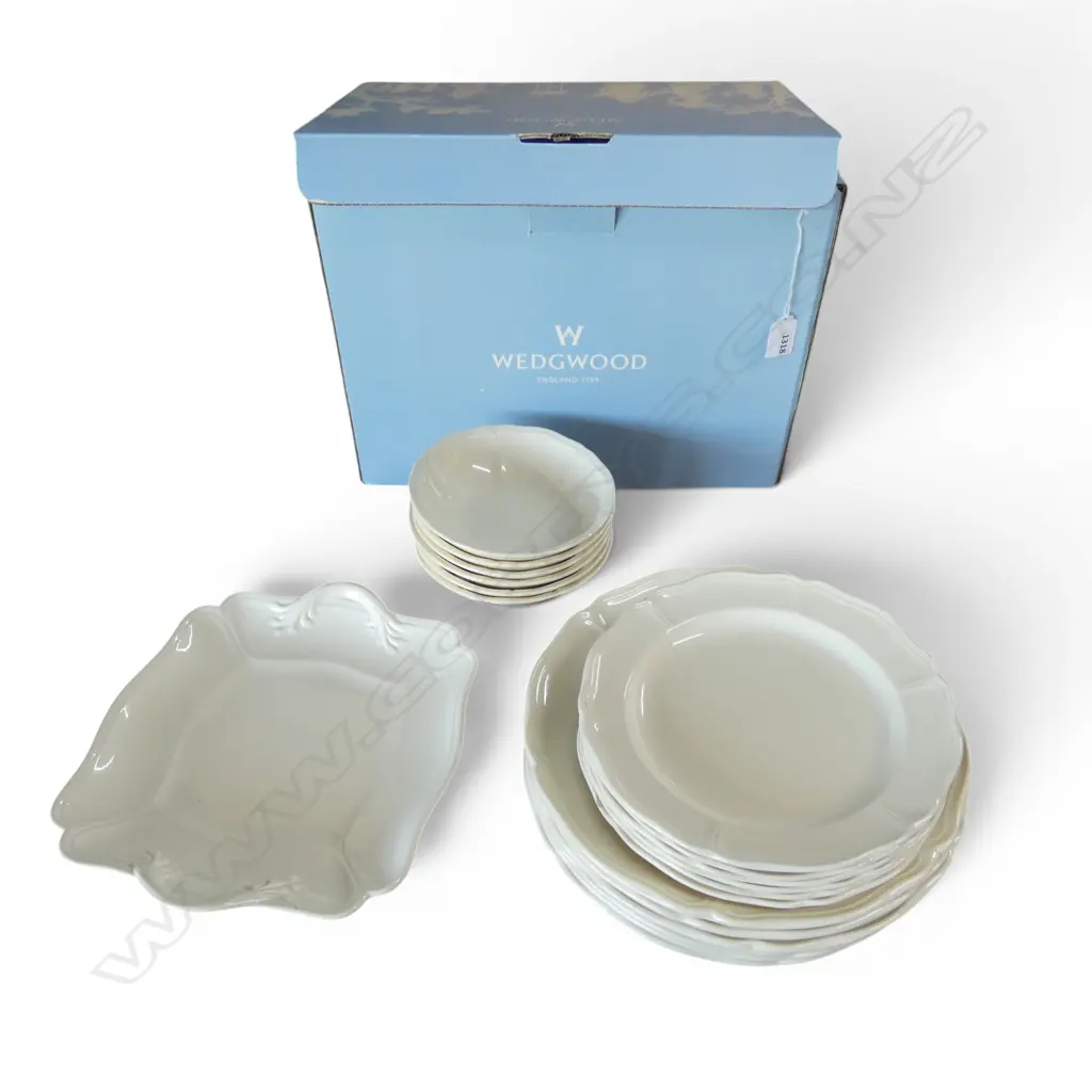 WEDGWOOD 'QUEEN'S PLAIN' CHINA; 6 PLATES, 6 BOWLS, 6 LUNCHEON & CAKE PLATE in wedgwood box Image 1++