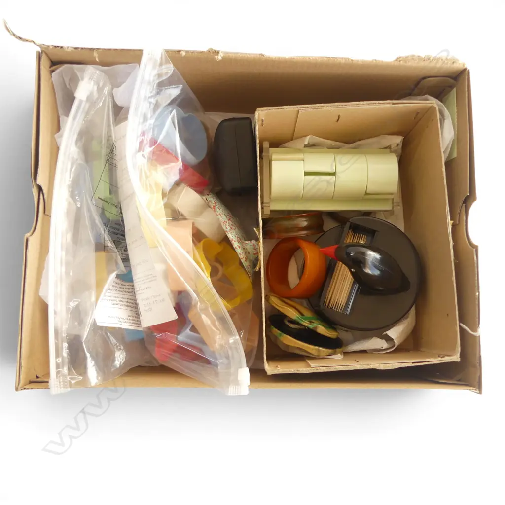 COLLECTION OF VINTAGE PLASTIC KITCHENALIA BRASS BUTTONS ETC Image 1++