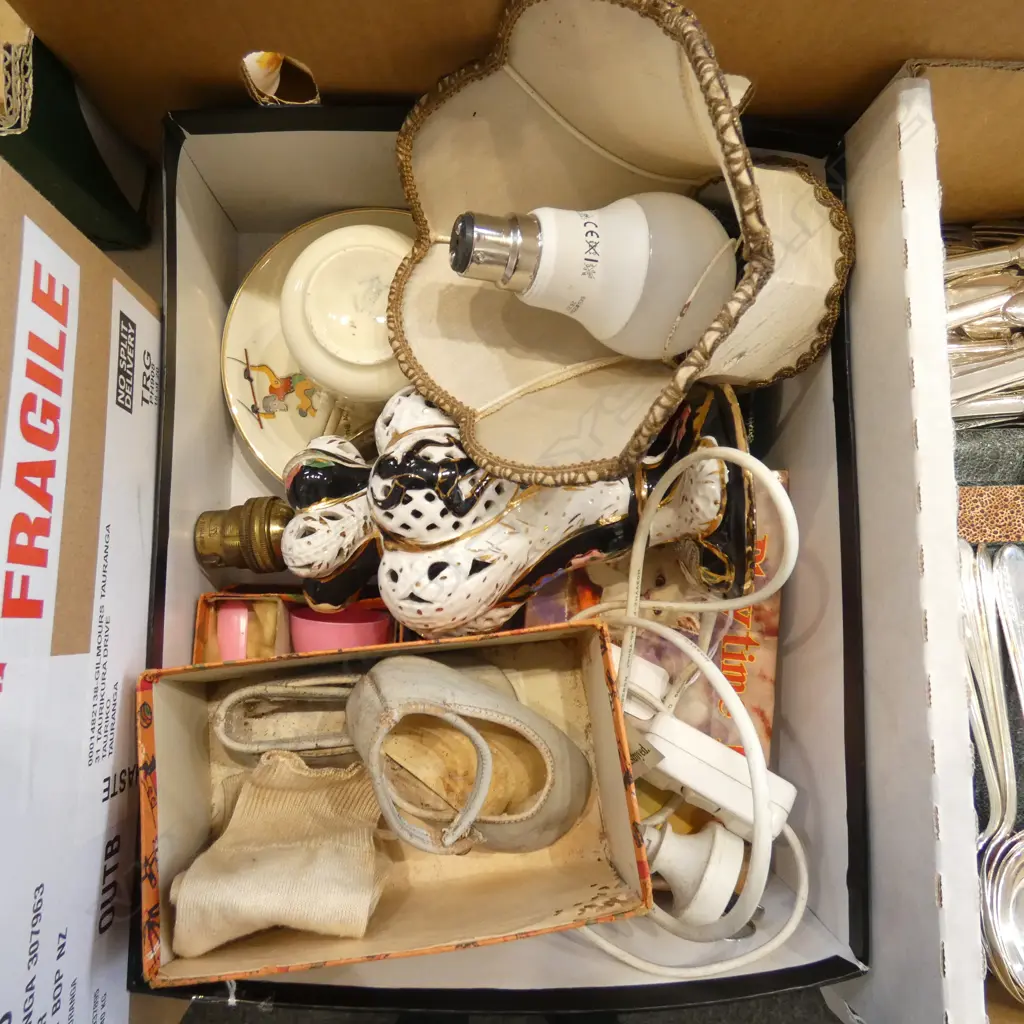 COLLECTION OF VINTAGE NURSERY ITEMS  & AF TABLE LAMP Image 1++