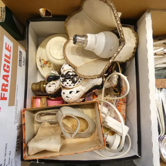 COLLECTION OF VINTAGE NURSERY ITEMS  & AF TABLE LAMP