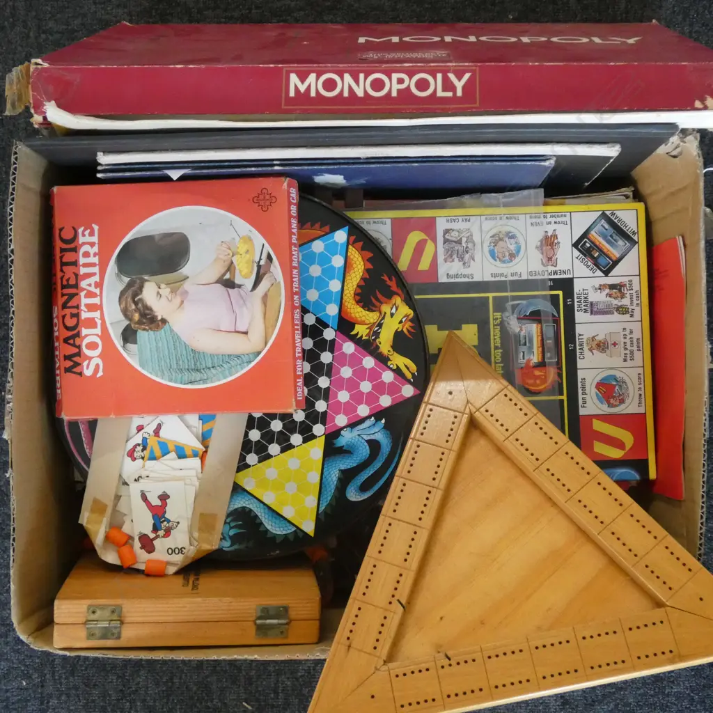 BOX WITH COLLECTION OF VINTAGE GAMES Image 1++