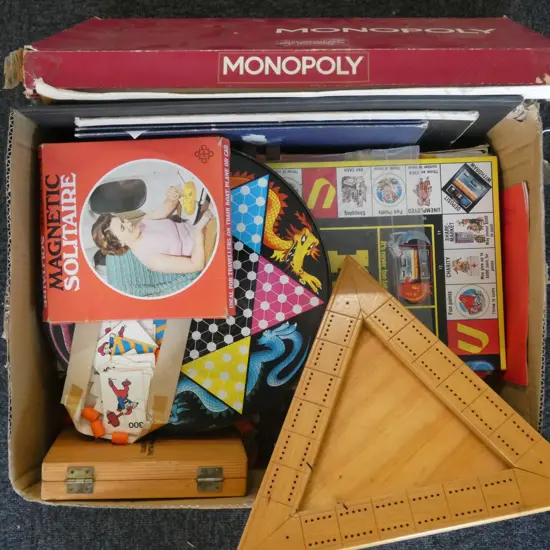 BOX WITH COLLECTION OF VINTAGE GAMES