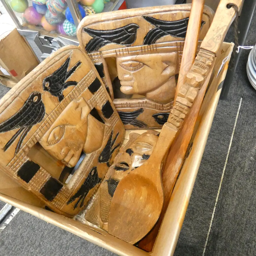7 WOODEN PIECES; 2 MINI TAIAHA L.745mm, SPOON, 4 FACE PLAQUES  Image 1++
