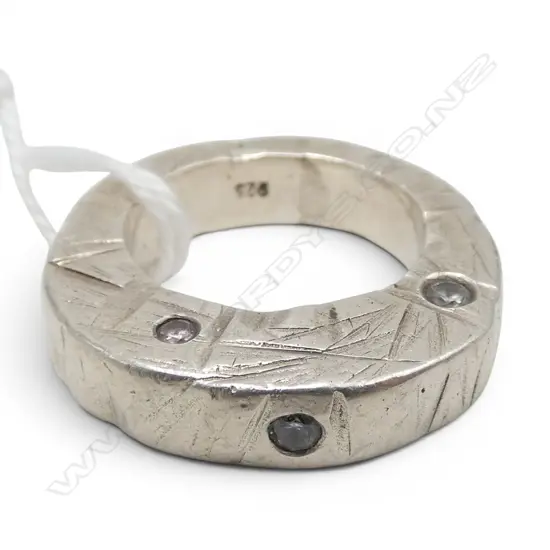 SUBSTANTIAL BESPOKE SILVER & GEMSTONE RING, 15.26gm SIZE L