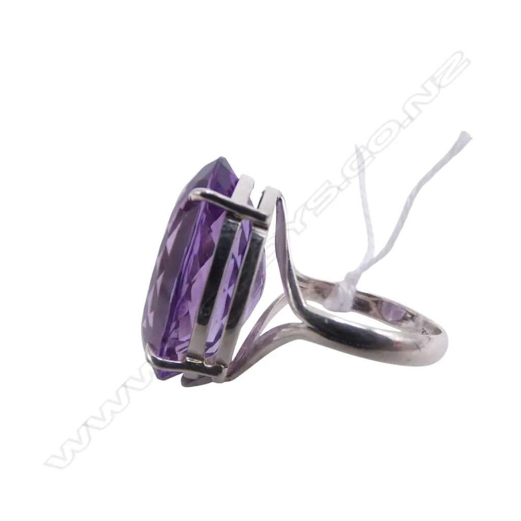 LRG SILVER OVAL CUT AMETHYST RING size Q Image 1++