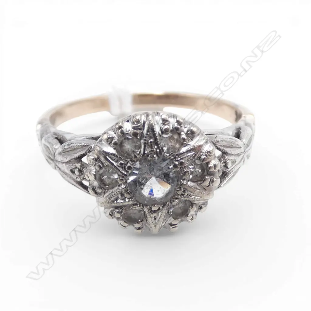 9ct W/GOLD  WHITE STONE CLUSTER DRESS RING 2.93gms SIZE O Image 1++