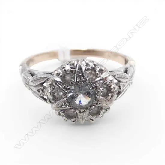 9ct W/GOLD  WHITE STONE CLUSTER DRESS RING 2.93gms SIZE O
