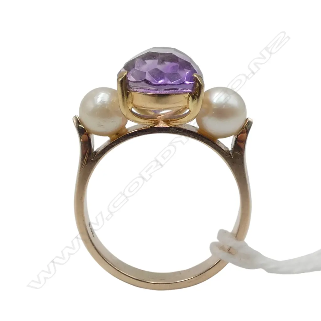 9ct GOLD LGE AMETHYST & 2 CULTURED PEARL RING 6.2gms SIZE P Image 1++