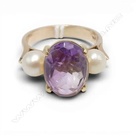 9ct GOLD LGE AMETHYST & 2 CULTURED PEARL RING 6.2gms SIZE P