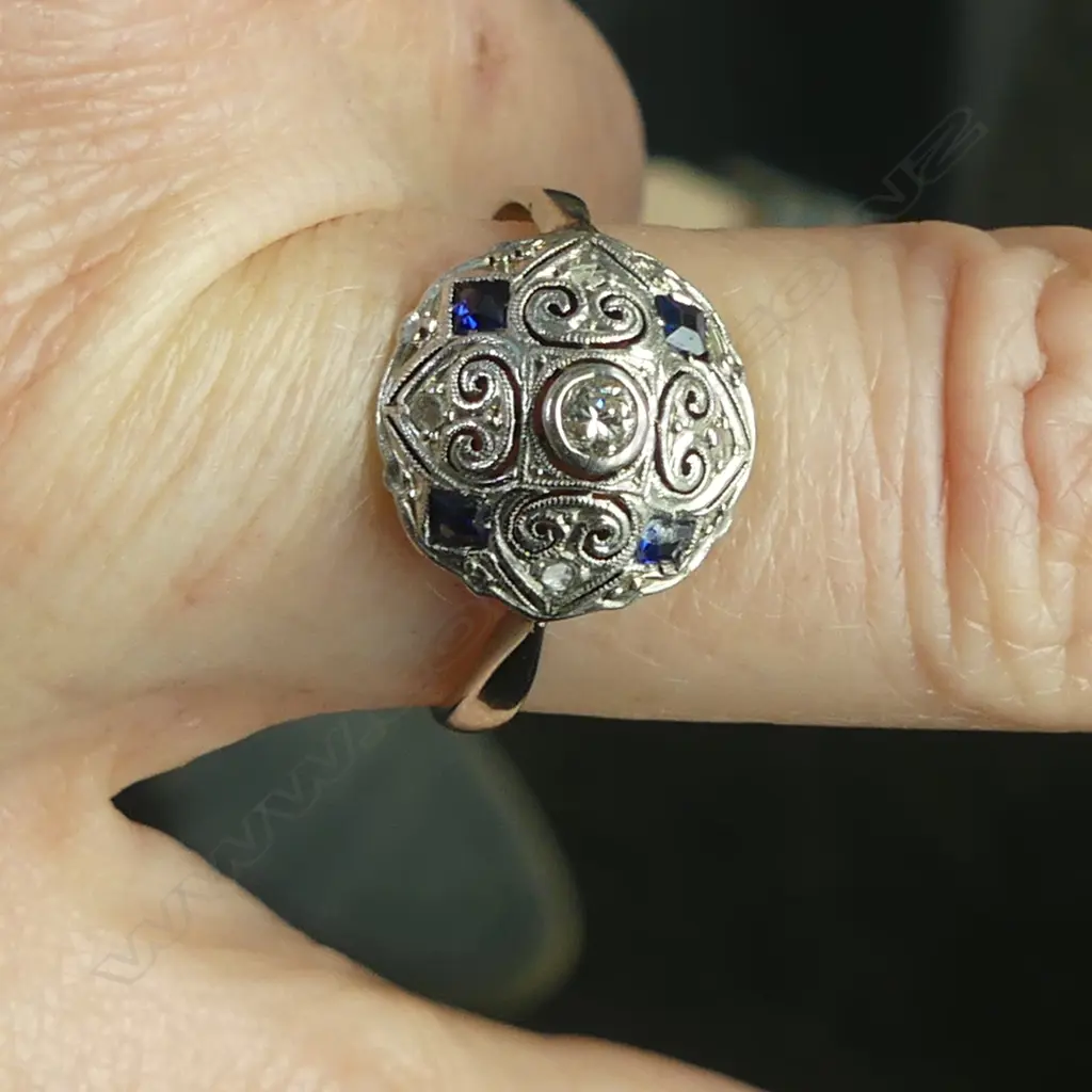 VINTAGE 18ct WHITE GOLD SAPPHIRE? & DIAMOND CLUSTER RING Size N. 2.65gms Image 1++