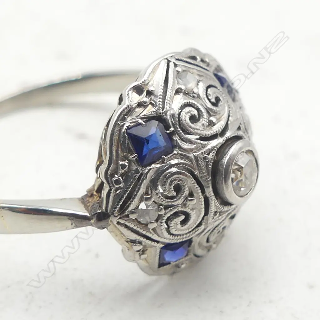VINTAGE 18ct WHITE GOLD SAPPHIRE? & DIAMOND CLUSTER RING Size N. 2.65gms Image 1++