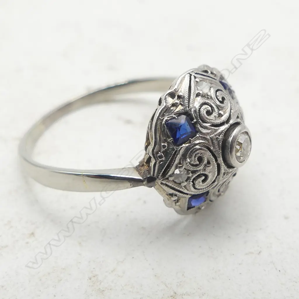 VINTAGE 18ct WHITE GOLD SAPPHIRE? & DIAMOND CLUSTER RING Size N. 2.65gms Image 1++