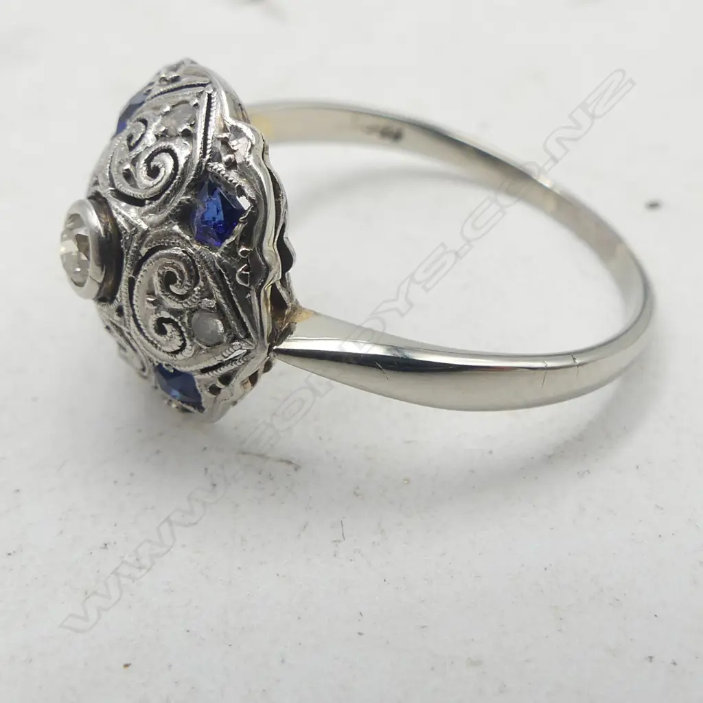VINTAGE 18ct WHITE GOLD SAPPHIRE? & DIAMOND CLUSTER RING Size N. 2.65gms Image 1++