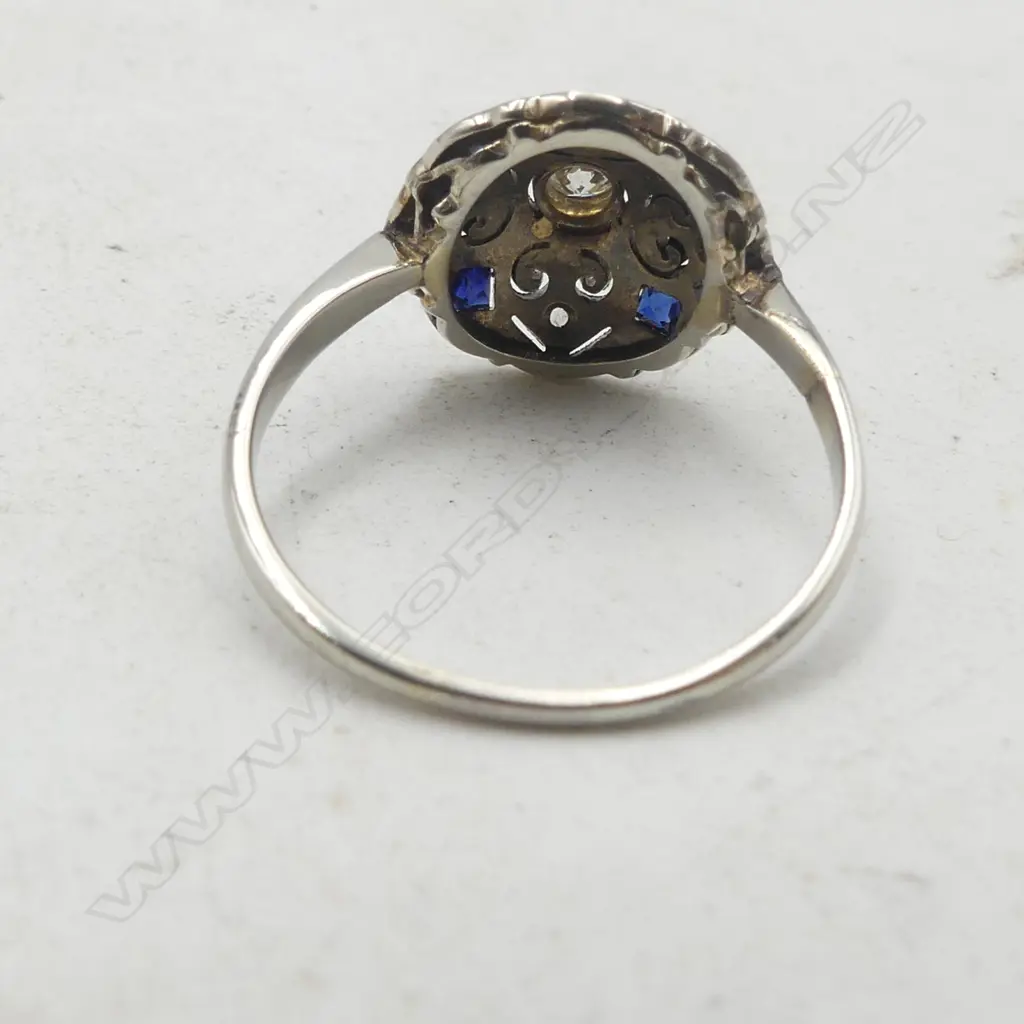 VINTAGE 18ct WHITE GOLD SAPPHIRE? & DIAMOND CLUSTER RING Size N. 2.65gms Image 1++