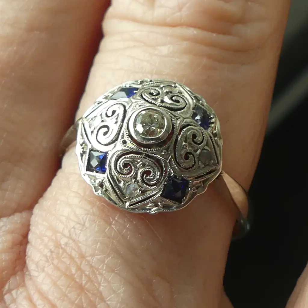 VINTAGE 18ct WHITE GOLD SAPPHIRE? & DIAMOND CLUSTER RING Size N. 2.65gms Image 1++