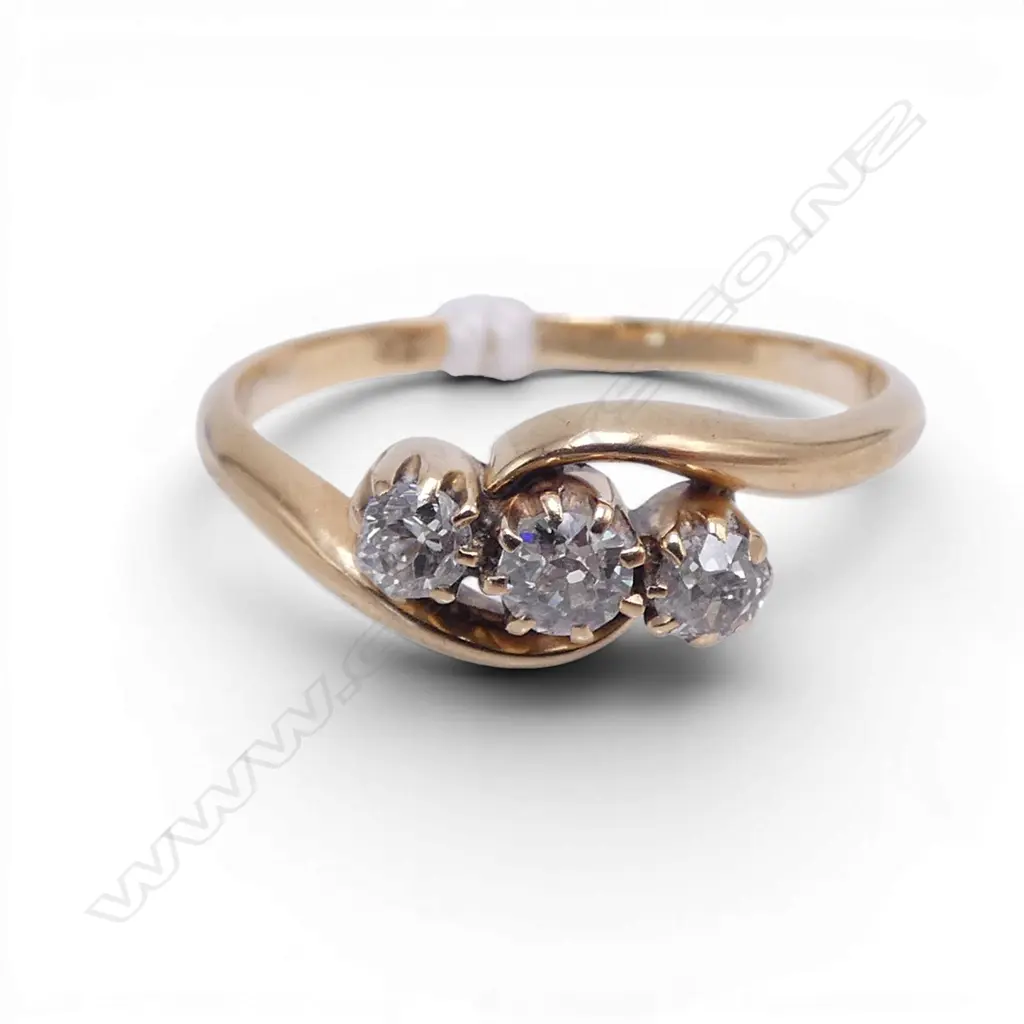 VINTAGE 18ct GOLD 3 STONE DIAMOND RING old brilliant cuts claw set cross-over mount. 2.45gms SIZE O Image 1++