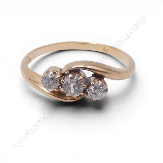 VINTAGE 18ct GOLD 3 STONE DIAMOND RING old brilliant cuts claw set cross-over mount. 2.45gms SIZE O