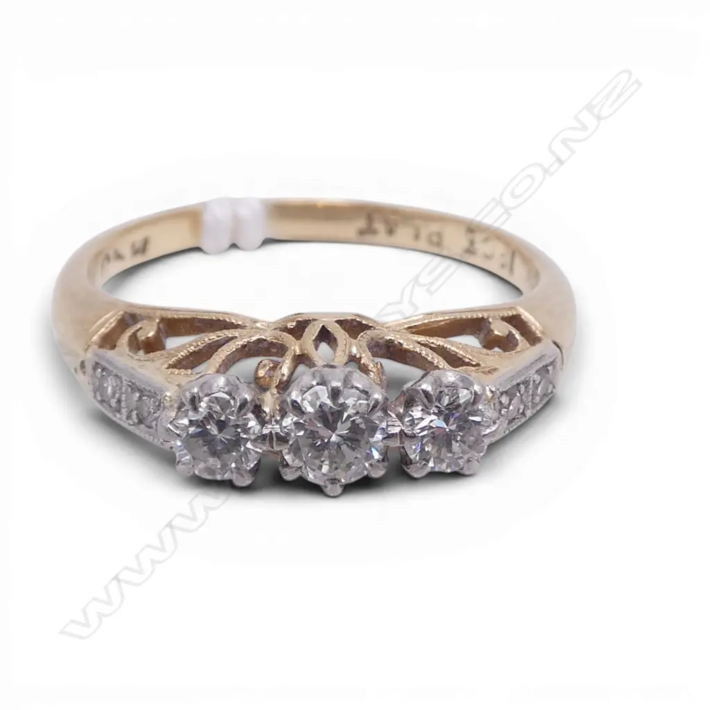 18ct & PLATINUM 3 STONE DIAMOND VINTAGE RING 2.85gms SIZE M Image 1++
