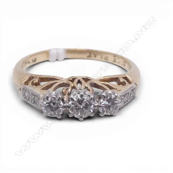 18ct & PLATINUM 3 STONE DIAMOND VINTAGE RING 2.85gms SIZE M