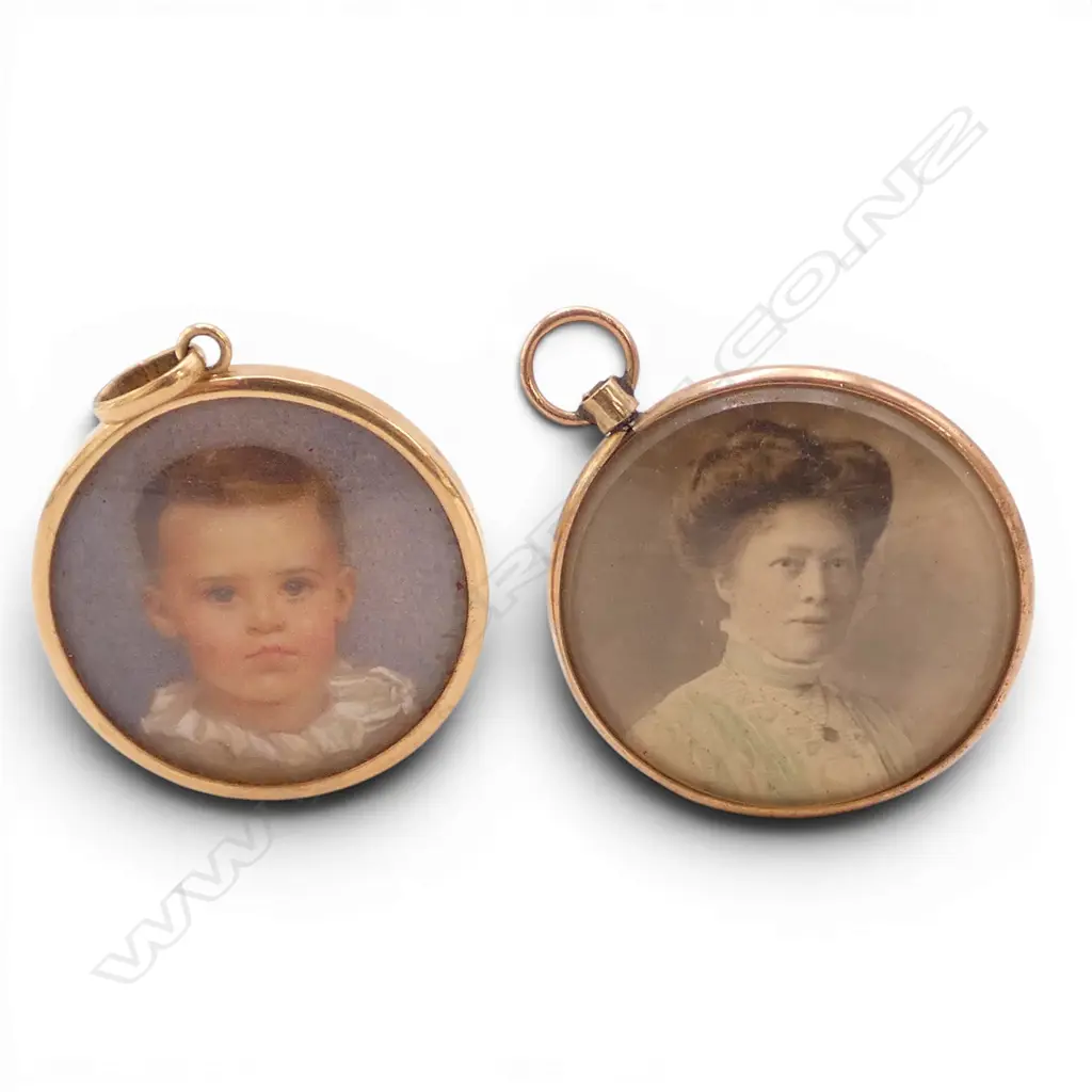 2 VINTAGE 9ct LOCKET PENDANTS  Image 1++