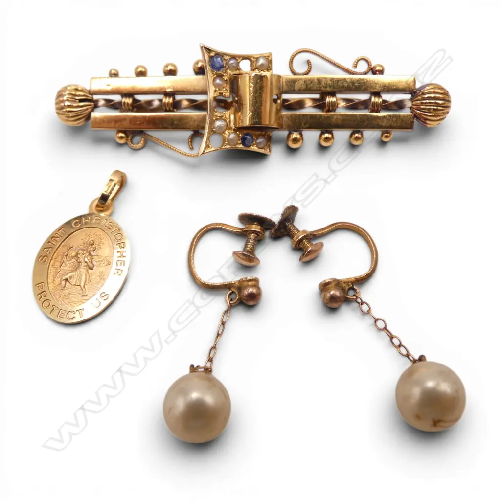 15CT GOLD BAR BROOCH 2 SEED PEARLS MISSING 9CT GOLD EARINGS & 9CT ST CHRISTOPHER 7.6 GMS TOTAL WIEGHT Image 1++