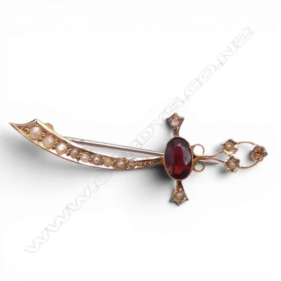 9CT GOLD SCIMITAR SEED PEARL & GARNET BROOCH 2GMS TOTAL WIEGHT