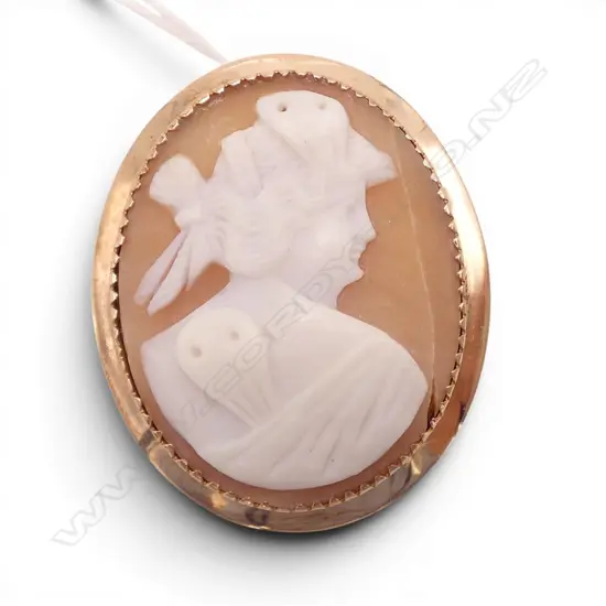 9CT GOLD CAMEO BROOCH  8.1GMS TOTAL WIEGHT damage to cameo