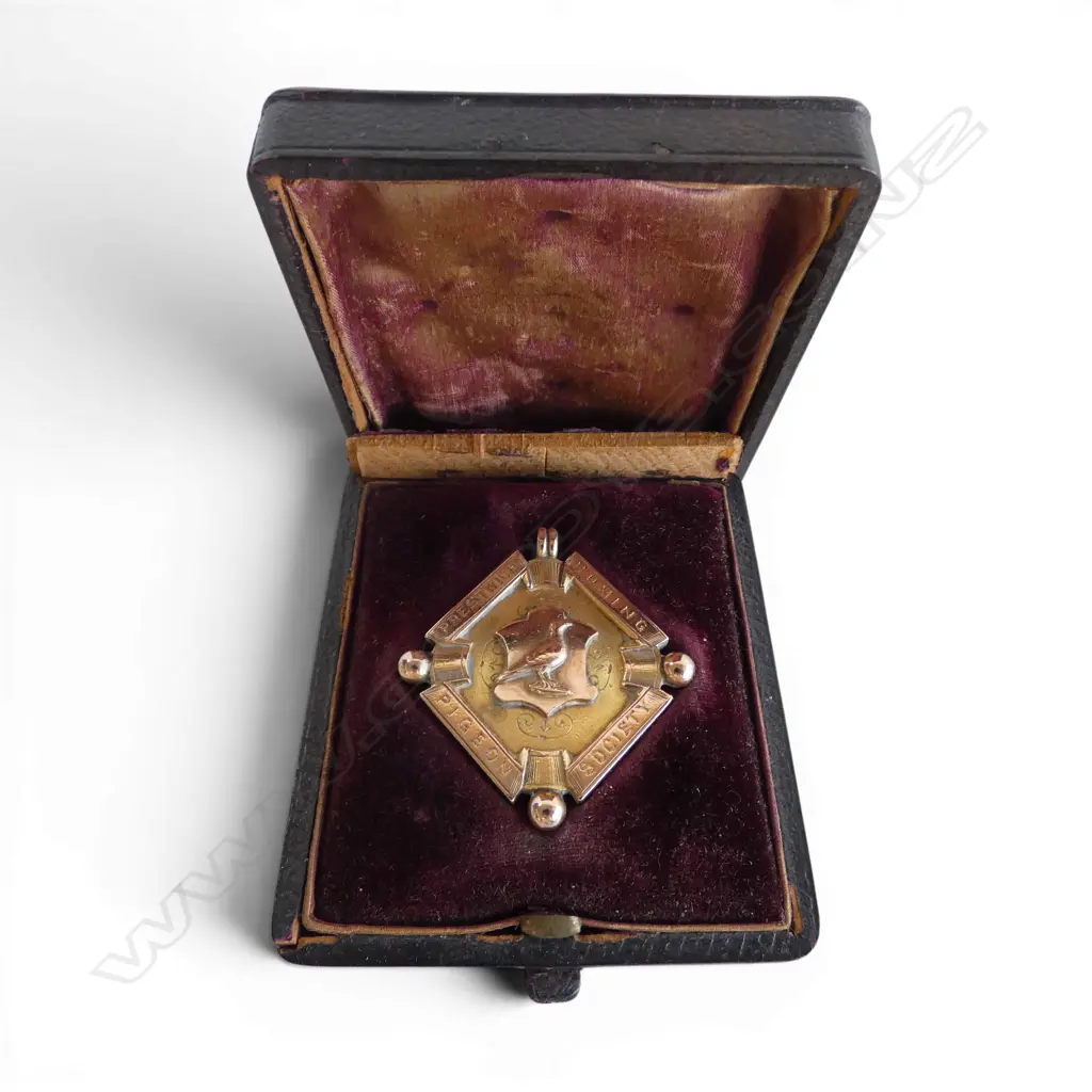 9CT 1889 1ST PRIZE 'PRESTWICH HOMING PIGEON SOCIETY' 17.8gms, w. ORIGINAL BOX FAULTED Image 1++