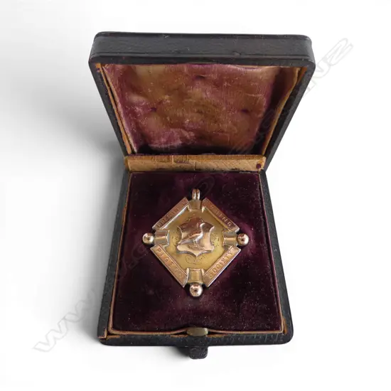 9CT 1889 1ST PRIZE 'PRESTWICH HOMING PIGEON SOCIETY' 17.8gms, w. ORIGINAL BOX FAULTED