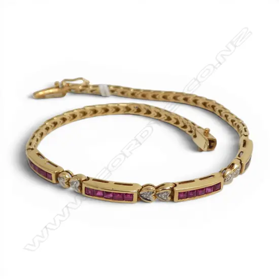 18ct GOLD RUBY & DIAMOND BRACELET. 4 rows sq cut bright rubies + 6 diamonds. 7.3gms