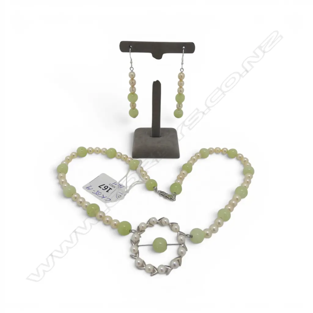 MODERN CULTERED PEARL & PALE GREEN BEAD  NECKLACE 9ct white gold clasp + Image 1++