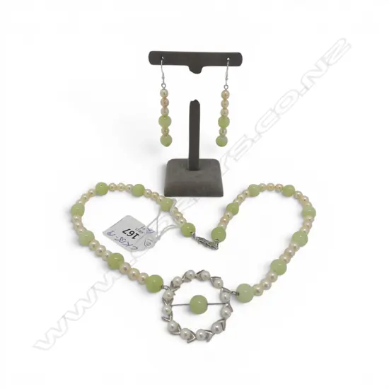 MODERN CULTERED PEARL & PALE GREEN BEAD  NECKLACE 9ct white gold clasp +