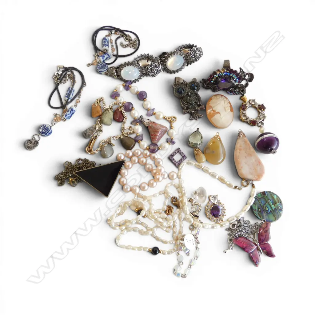 COSTUME JEWELLERY; PENDANTS, BRACELETS ETC Image 1++
