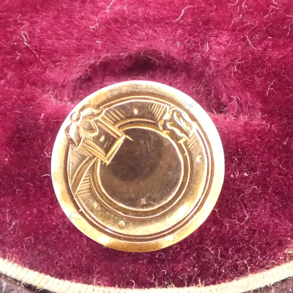 3 x 15ct GOLD C.1900 SHIRT STUDS in leather shaped case. 3.2gms Image 1++
