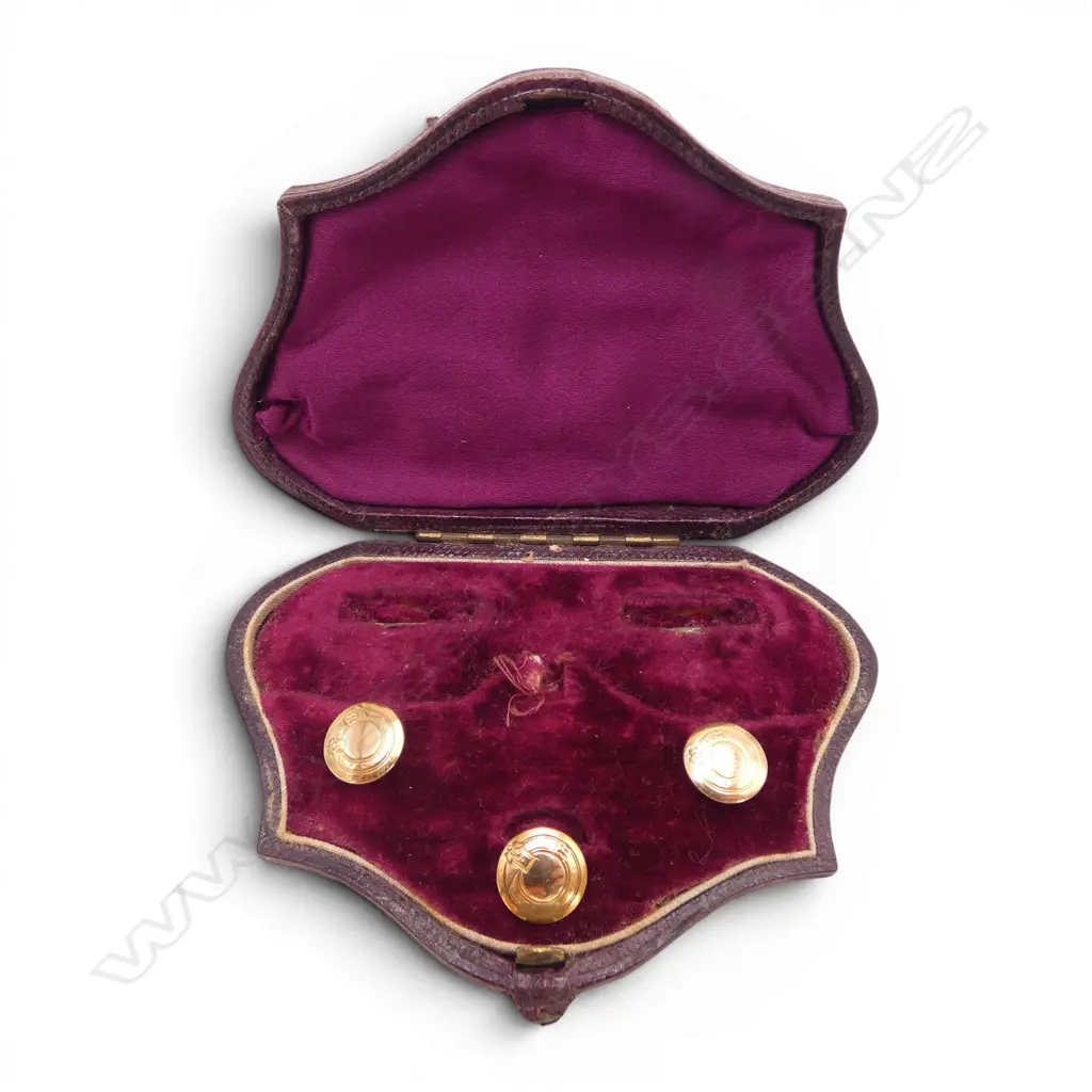 3 x 15ct GOLD C.1900 SHIRT STUDS in leather shaped case. 3.2gms Image 1++