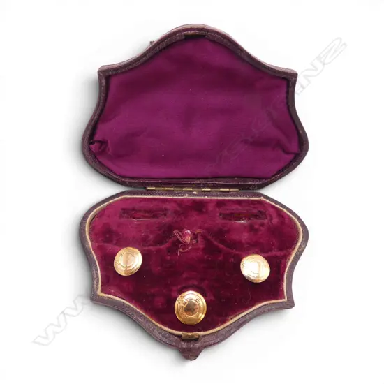 3 x 15ct GOLD C.1900 SHIRT STUDS in leather shaped case. 3.2gms
