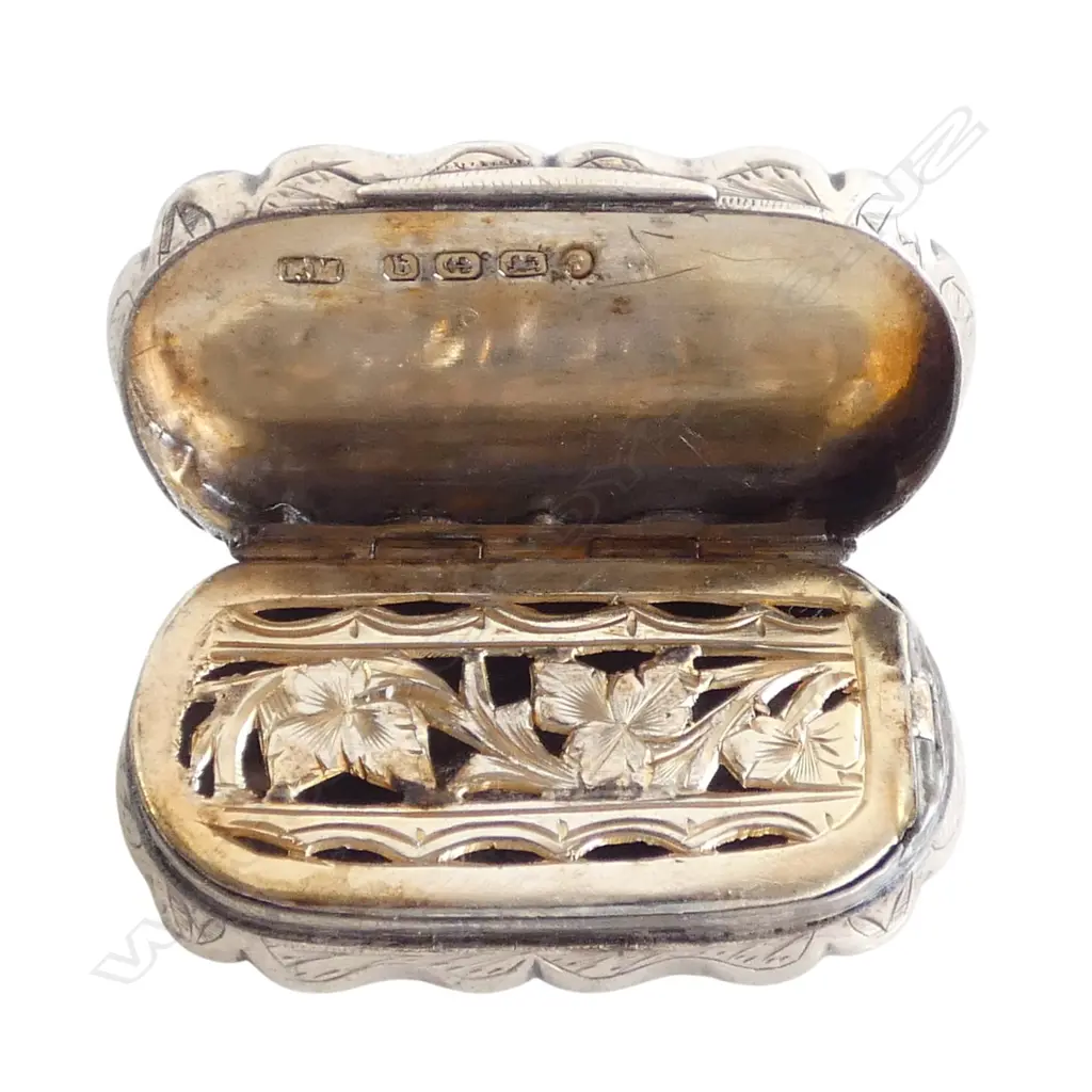 VICTORIAN STG SILVER ENGRAVED VINAIGRETTE, BIRMINGHAM 1876, 23.33gms W.47mm Image 1++