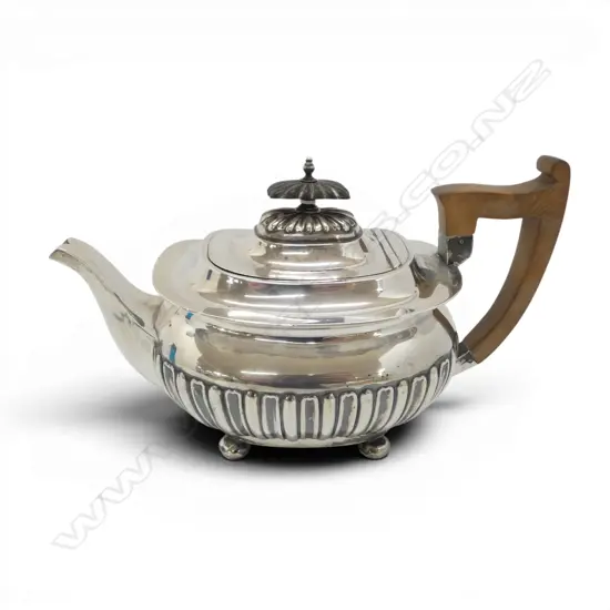 STG SILVER TEAPOT, WALKER & HALL, 1898 H.160mm, 737gms  