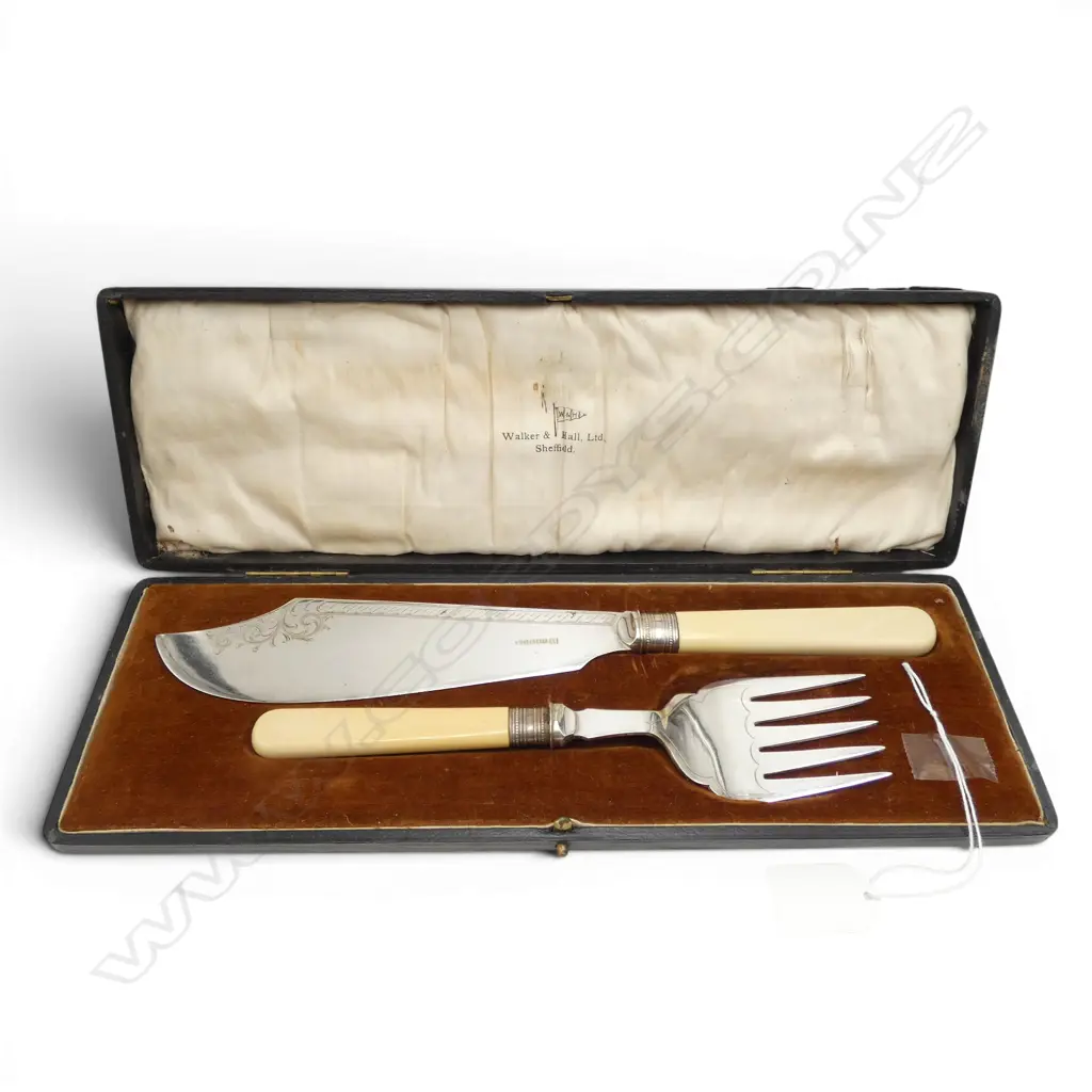 CASED CASEIN HANDLED FISH SET  Image 1++